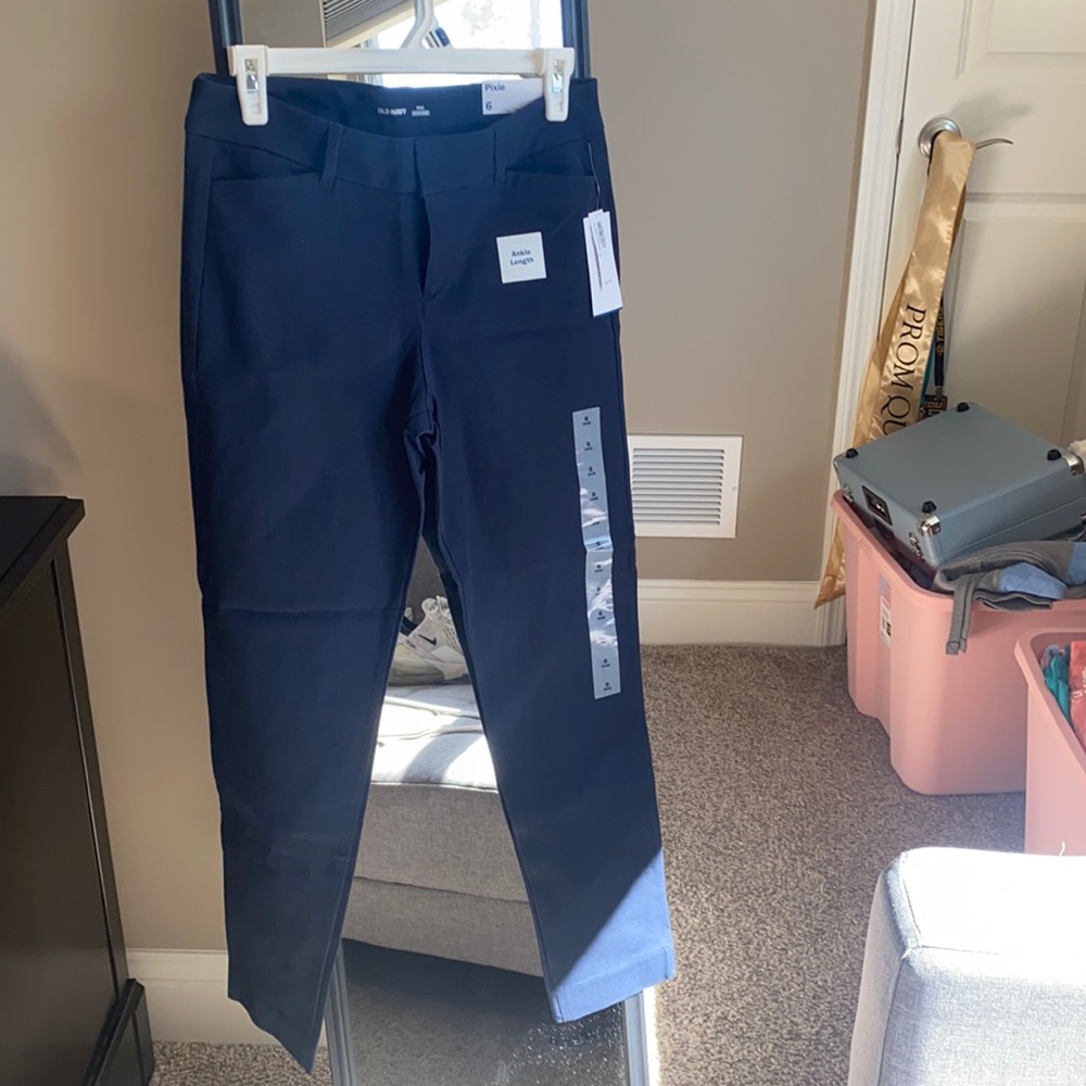 Brand new old navy pixie style pants, size 6 !!
